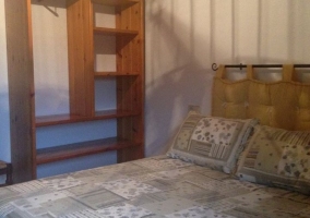 Dormitorio y estantería