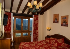 Dormitorio de matrimonio con terraza rojo