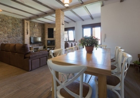 Sala de estar con mesa de madera y sillas