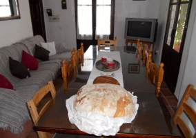 Comedor con mesa de madera