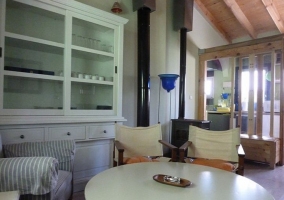 Sala de estar con muebles de color blanco