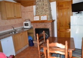 Sala de estar con chimenea y troncos dentro