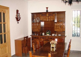 Sala de estar y comedor con arco hacia la cocina