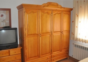 Dormitorio doble con su armario
