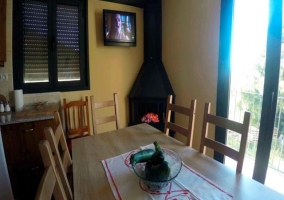 Salón comedor y chimenea