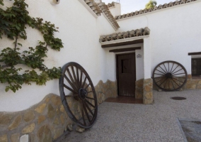 Acceso a la casa cueva con rueda