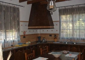 Cocina en esquina con mesa