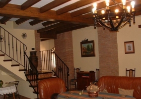 Sala de estar y comedor con las escaleras al lado