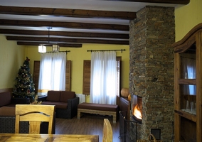 Salón amplio e iluminado