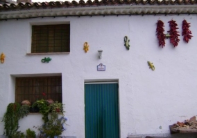 Acceso a la vivienda con fachada en blanco