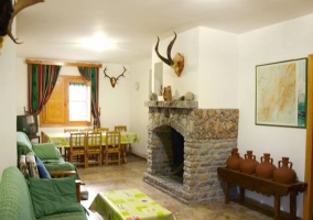 Sala de estar con chimenea y tinajas decorativas