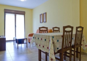 Cocina con mesa de comedor junto a la sala de estar