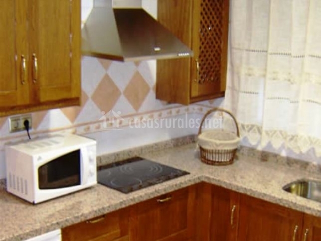 cocina comedor con chimenea cocina con muebles marrones de madera cocina comedor con chimenea cocina con muebles marrones de madera