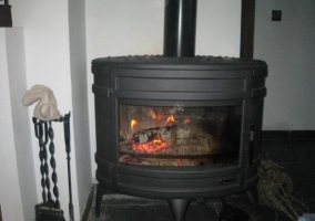 Sala de estar con detalles en la chimenea