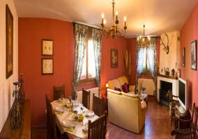 Sala de estar con chimenea