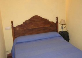 Dormitorio de matrimonio con cabecero de madera
