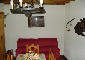 Sala de estar y comedor con lámpara tradicional