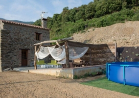 Acceso a las zonas exteriores con piscina