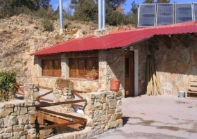 Dormitorio de matrimonio con armario de madera y perchero