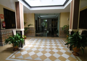 Acceso por el hall del hotel