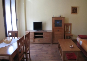 Cocina con muebles de madera y lavadora