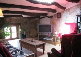 Sala de estar y comedor con televisor
