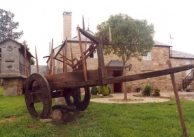 Acceso a la vivienda con detalle de carro