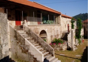 Acceso al alojamiento con escaleras de piedra