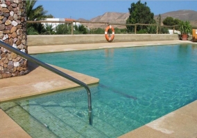 Vistas de la piscina con escaleras y barandilla