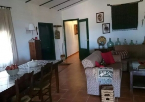 Dormitorio de matrimonio con colchas de flores en rosas