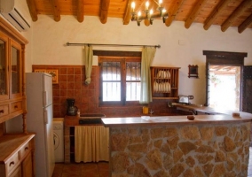 Cocina y sala de estar junto a las escaleras