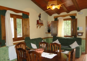 Cocina en blanco y verde con barra de madera