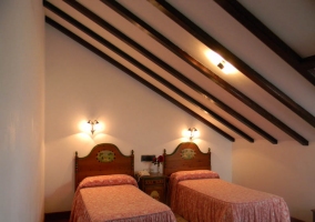 Habitación doble con 2 camas abuhardillada