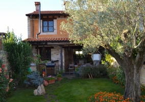 Sala de estar y comedor con la chimenea