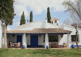 Acceso a la casa en blanco y azul