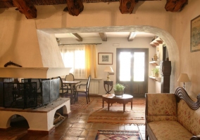 Cocina en U con campana y mesa de madera