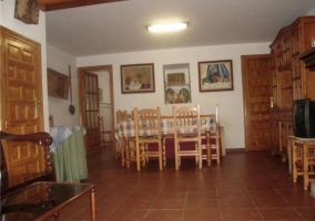 Sala de estar con cuadros