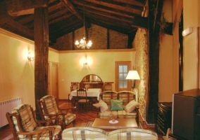 Sala de estar y comedor con paredes de piedra