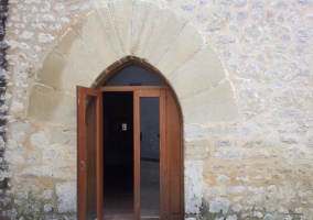 Comedor del albergue con escaleras