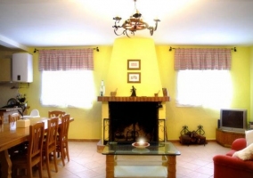 Sala de estar con mesa de cristal frente al televisor