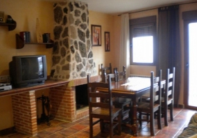 Sala de estar con mesa de madera y chimenea