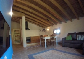A Sala de estar con cocina al fondo