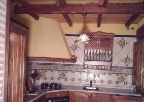 Cocina con azulejos y madera