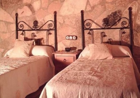 Dormitorio doble con colchas en blanco sobre las camas