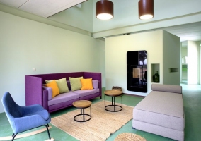 Sala de estar amplia y lujosa
