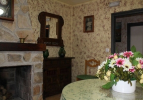 Sala de estar con mesa de comedor frente a los sillones