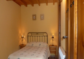 Habitación con cama de matrimonio