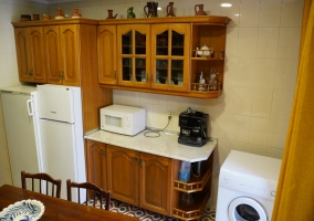 Cocina de la casa con mesa