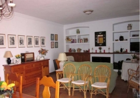 Sala de estar y mesa de comedor con alacena al lado