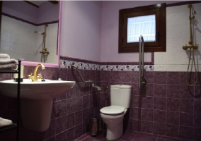 Cuarto de baño habilitado para personas discapacitadas